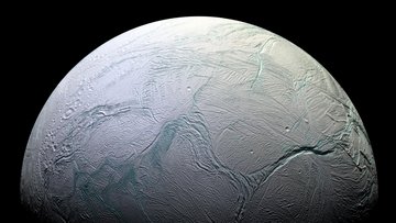 Das Bild zeigt eine Hälfte des Saturnmonds. Auf der Oberfläche sind viele Krater und Vertiefungen zu erkennen.