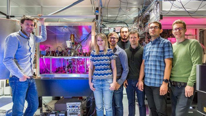 Josef Schupp und seine Kollegen vor ihrem Experiment Forscher vor ihrem Experiment.