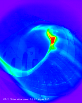 Das Bild zeigt ein leuchtendes Plasma im Inneren des Plasmagefäßes.