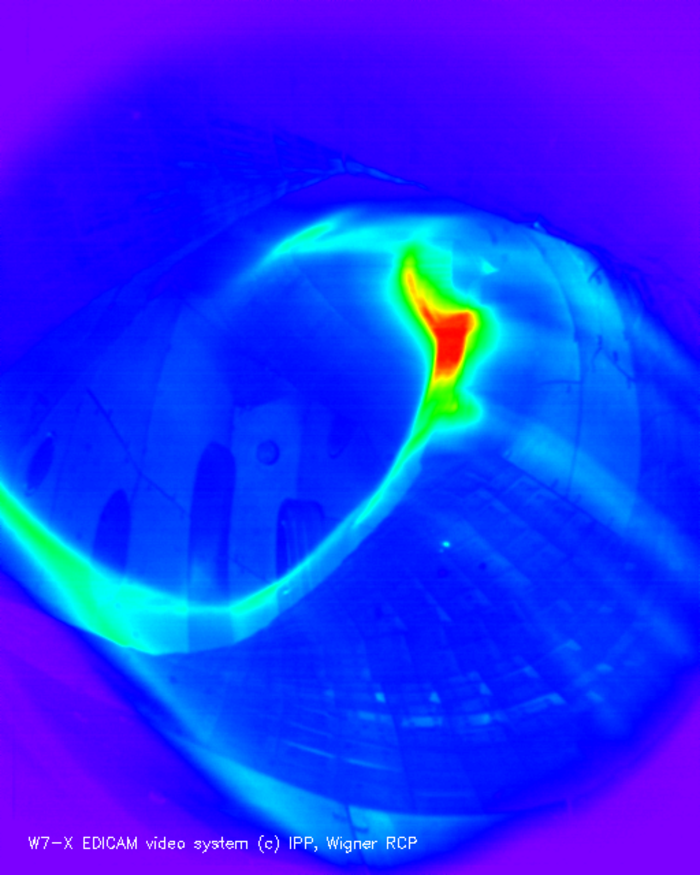 Plasma in Wendelstein 7-X Das Bild zeigt ein leuchtendes Plasma im Inneren des Plasmagefäßes.