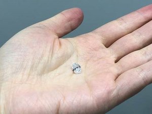 Handfläche, auf der ein Diamant liegt