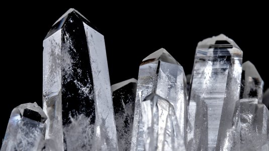 Auf dem Foto sind einige durchsichtige Kristalle abgebildet.