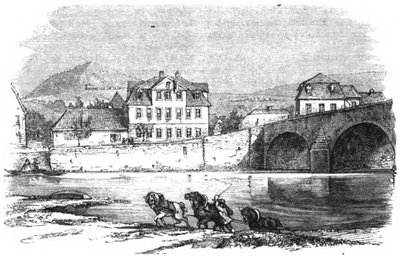 Schwarz-weiße Illustration mit einem Fluss im Vordergrund. Am Ufer ziehen drei Pferde ein kleines Boot mit Seilen stromaufwärts. Rechts führt eine steinerne Brücke mit mehreren Rundbögen über den Fluss. Dahinter stehen mehrere Gebäude mit Satteldächern und regelmäßigen Fensterreihen. Im Hintergrund sind Hügel oder Berge zu erkennen. Die Darstellung wirkt wie ein Holzstich oder Kupferstich.