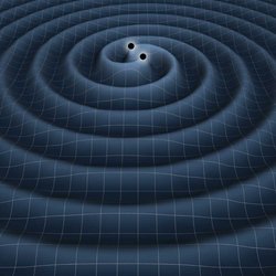 In der Mitte sind zwei Schwarze Löcher als schwarze, runde Flecke zu sehen, die sich bereits angenähert haben. Von ihnen gehen spiralförmig Wellen aus, die sich über eine blaue gerasterte Ebene ausbreiten.