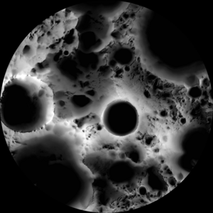 Foto eines Teils des Mondes mit tiefschwarzen Flecken