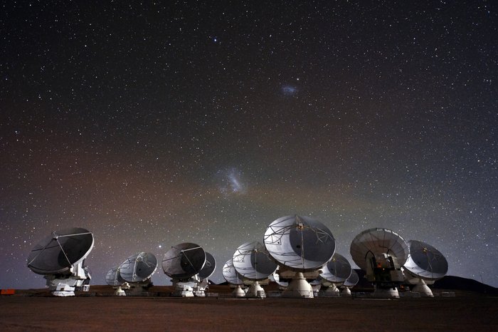 Die Radioteleskopanlage ALMA Satellitenschüsseln unterm Nachthimmel