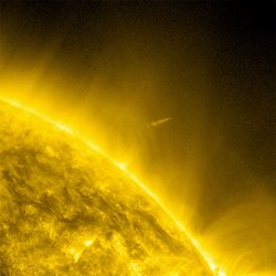 Links ein Teil der Sonne mit strahlenförmigen Abströmungen, rechts nahe der Sonne ein Komet
