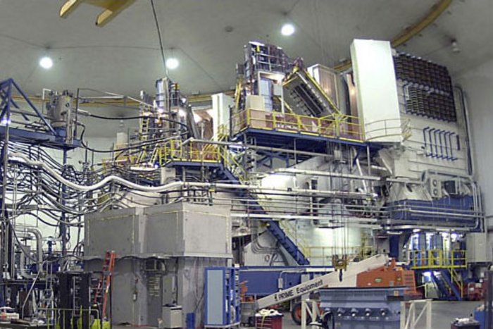 Spektrometer am Jefferson Lab Eine raumfüllende Messanlage in einer Halle, bestehend aus vielen Geräten, Kabeln und Leitern.