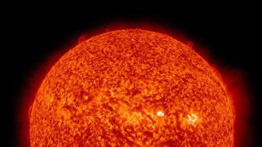 Die Sonne, aufgenommen im ultravioletten Bereich des elektromagnetischen Spektrums und rot eingefärbt. 