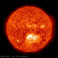 Die Sonne, aufgenommen im ultravioletten Bereich des elektromagnetischen Spektrums und rot eingefärbt. 