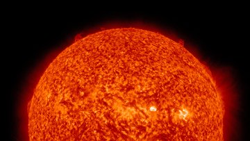 Die Sonne, aufgenommen im ultravioletten Bereich des elektromagnetischen Spektrums und rot eingefärbt. 