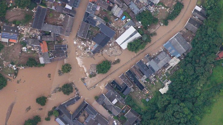 Das Bild zeigt die überfluteten Straßen und zerstörten Häuser von Schleiden.