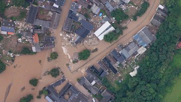 Das Bild zeigt die überfluteten Straßen und zerstörten Häuser von Schleiden.