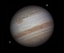 Jupiter mit seinen Streifen und dem Großen Roten Fleck, sowie zweier seiner Monde