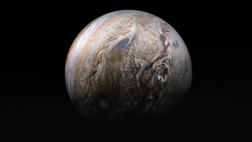 Die Aufnahme zeigt Jupiter vor dunklem Hintergrund.