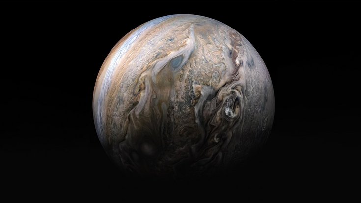 Die Aufnahme zeigt Jupiter vor dunklem Hintergrund.