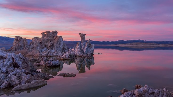 Phophoranreicherung am kalifornischen Mono Lake | Bildquelle: aiisha5/iStock Spitz aufragende Felsformation in einem schimmernden See