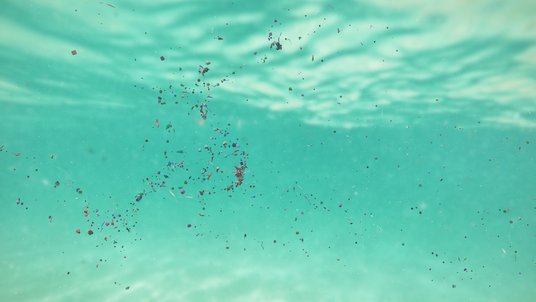 Unter Wasser schwimmen kleinste Plastikteilchen umher