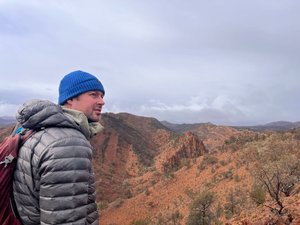 Das Bild zeigt den Wissenschaftler vor einer kargen, felsigen Landschaft. 