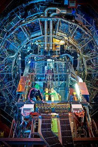 ALICE ist einer der vier Detektoren des Teilchenbeschleunigers LHC am CERN in Genf. Er hat ein Gesamtgewicht von etwa 10000  Tonnen.