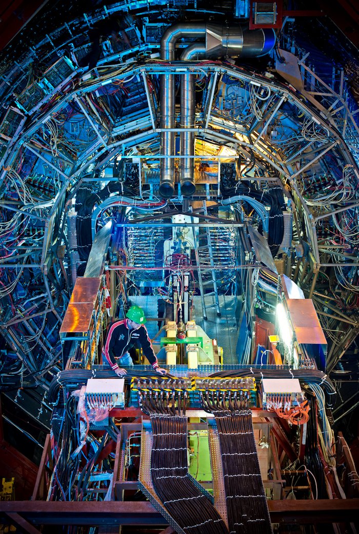 ALICE-Detektor ALICE ist einer der vier Detektoren des Teilchenbeschleunigers LHC am CERN in Genf. Er hat ein Gesamtgewicht von etwa 10000 Tonnen.