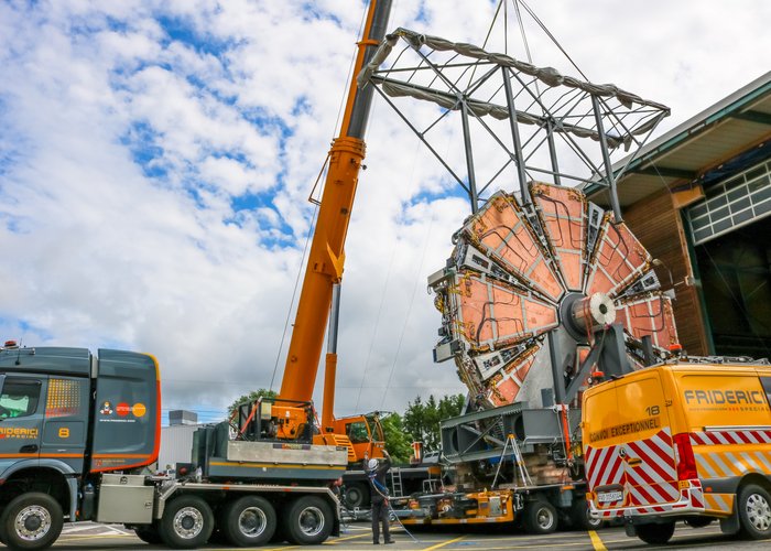 Installation des New Small Wheel Radförmige Maschine wird mit einem Kran angehoben