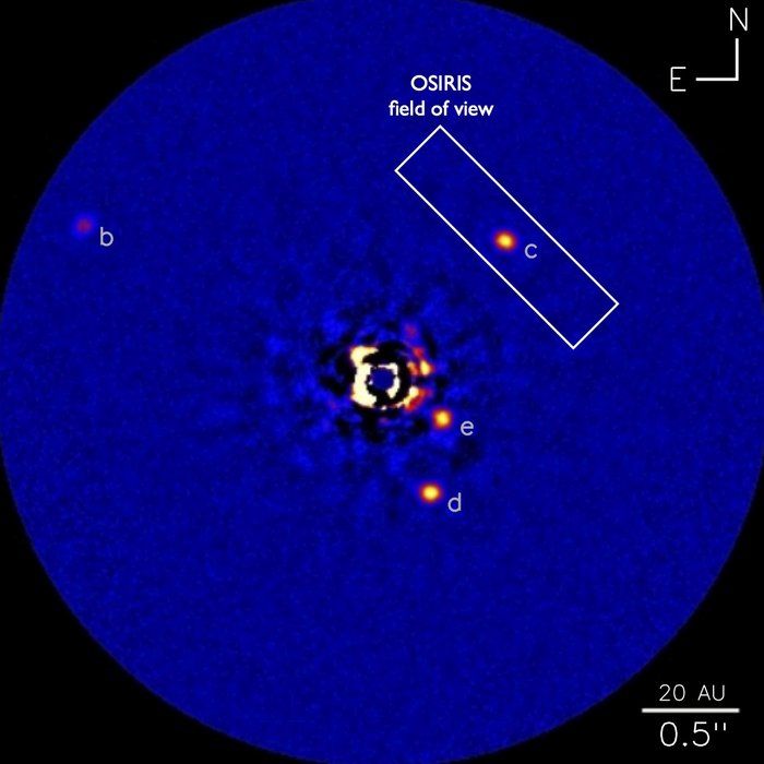 Infrarotaufnahme des jungen Planetensystems um den Stern HR 8799 Stern mit vier kleineren Lichtflecken in der Umgebung
