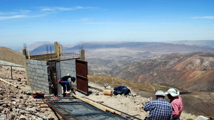 Geodynamische Beobachtungsstation in Chile Bauarbeiter errichten eine geoynamische Beobachtungsstation auf einer Anhöhe im Gebirge.