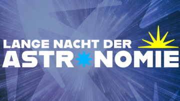 Schriftzug „Lange Nacht der Astronomie“ vor einem weltallähnlichen Hintergrund