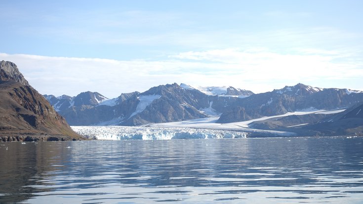 Blick vom Meer aus auf einen Gletscher