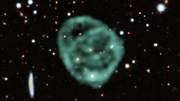 Hellblaues, transparentes, rundes Gebilde vor dem Hintergrund eines Sternenhimmels