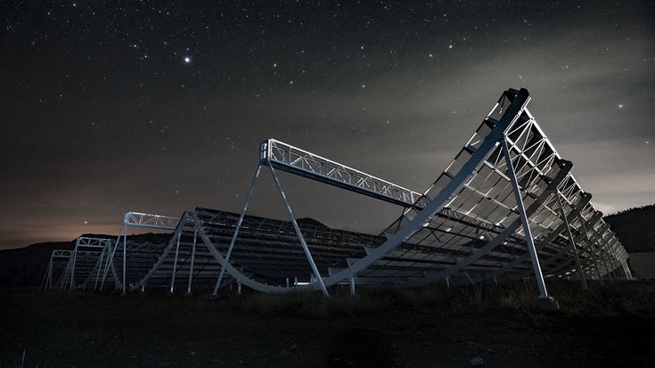 Halbrunde, zum Himmel hin geöffnete Gitter in der Nacht