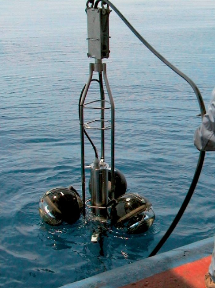 Versenken eines ANTARES Strings Eine Apparatur mit Kugel wird im Meer versenkt.