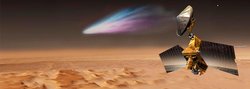 Ein Komet mit Schweif fliegt über eine dünenübersäte Planetenoberfläche und wird von einer Raumsonde beobachtet.