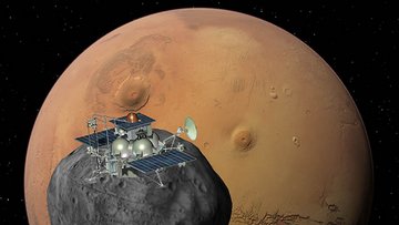 Im Hintergrund der Planet Mars, davor der Marsmond Phobos, davor eine Raumsonde.