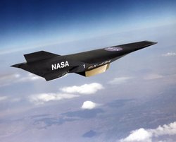 Dunkles Flugzeug mit dem Schriftzug „NASA“ fliegt durch den wolkigen Himmel.