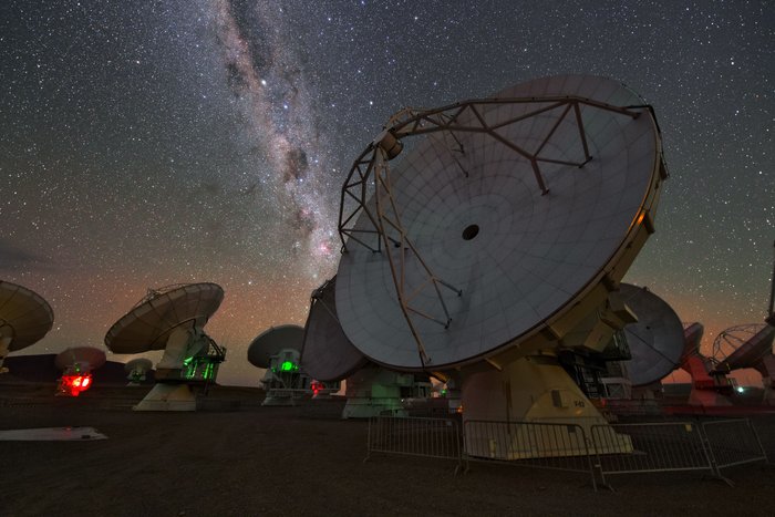Die Radioteleskopanlage ALMA Teleskopantennen vor Nachthimmel