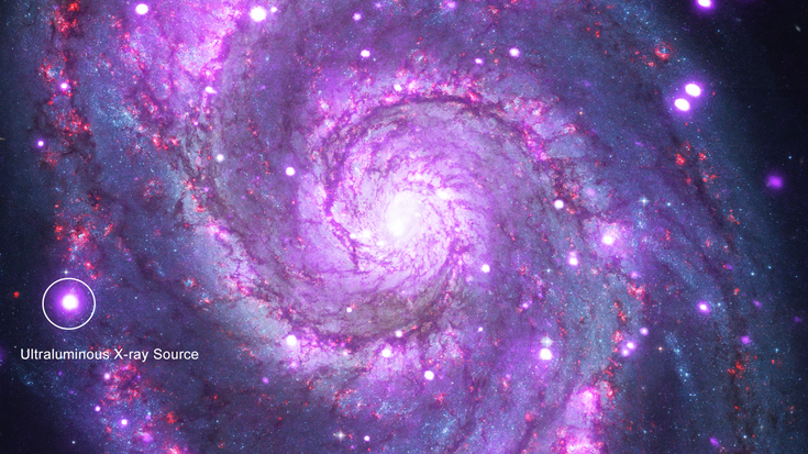 Spiralgalaxie, links am Rand eine markierte helle punktförmige Strahlungsquelle.