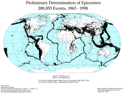 Karte der ganzen Erde. Viele Markierungspunkte, die lange Linien bilden. Zum Beispiel die amerikanische Westküste entlang, aber auch entlang von Gebirgen und mitten durch Ozeane.
