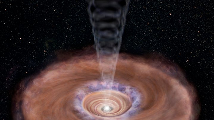 Scheibenförmige Gaswolke mit Spiralstruktur um zentrales helles Objekt