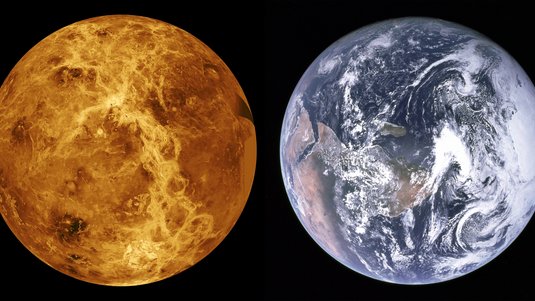Links Venus, trocken und felsig, rechts Erde mit Wasser und Wolken