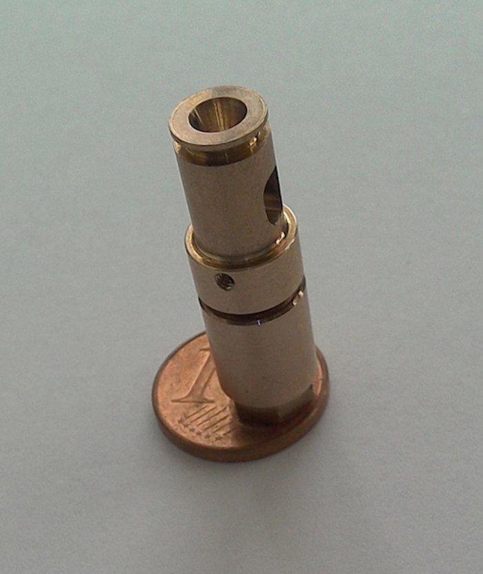 „Heißer“ Supraleiter Kleiner Metallzylinder steht auf einem 1-Cent-Stück.