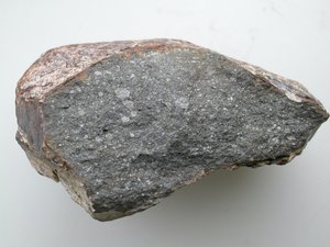 Das Foto zeigt einen Gesteinsbrocken.