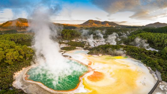 Landschaft mit geothermalen Quellen und aufsteigendem Dampf
