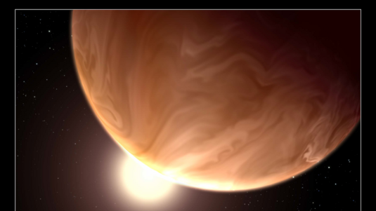Ein wolkenüberzogener Planet schiebt sich vor seine Sonne, wobei seine Atmosphäre durchleuchtet wird.