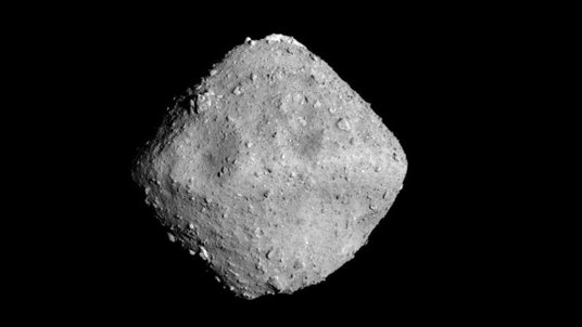 Schwarz-Weiß-Aufnahme des Asteroiden Ryugu