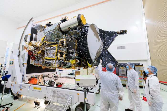 Die NASA-Sonde Psyche vor dem Start Die Sonde in einem Reinraum, umstehende Wissenschaftler tragen Schutzkleidung