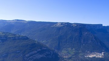 Ein kreisrundes Gebäude in Grenoble aus der Vogelperspektive