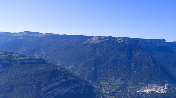 Ein kreisrundes Gebäude in Grenoble aus der Vogelperspektive