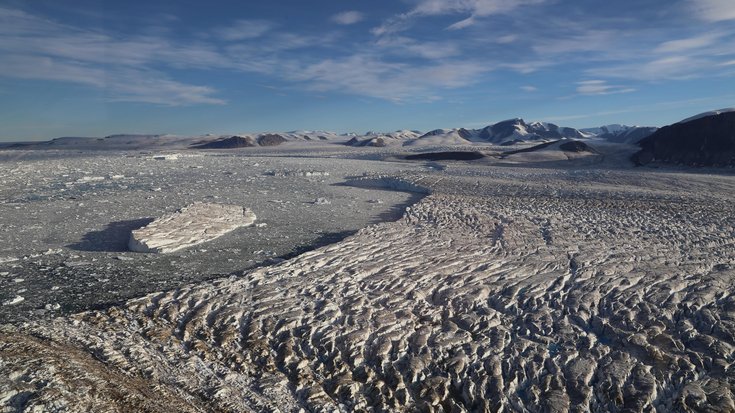 Eislandschaft mit Bergpanorama im Hintergrund